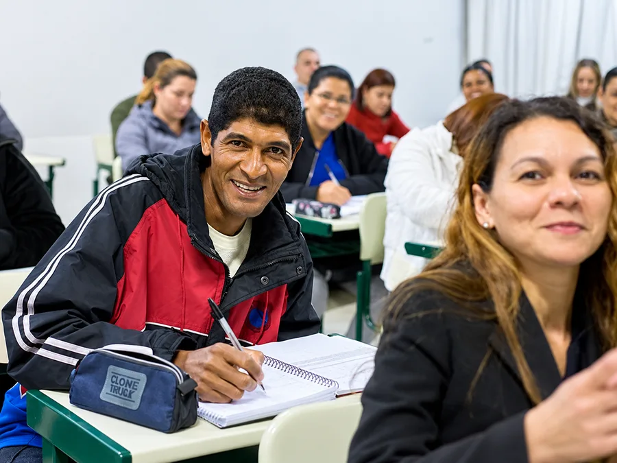 Turma de jovens e adultos em sala de aula